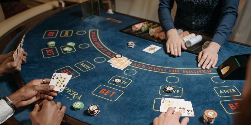 Nắm rõ luật cơ bản trong cách chơi Baccarat nói chung